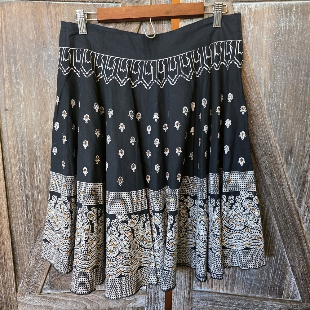 Gadzooks Skirt Women's Size Medium Black White‎ Gold Paisley Short Swing Sequins